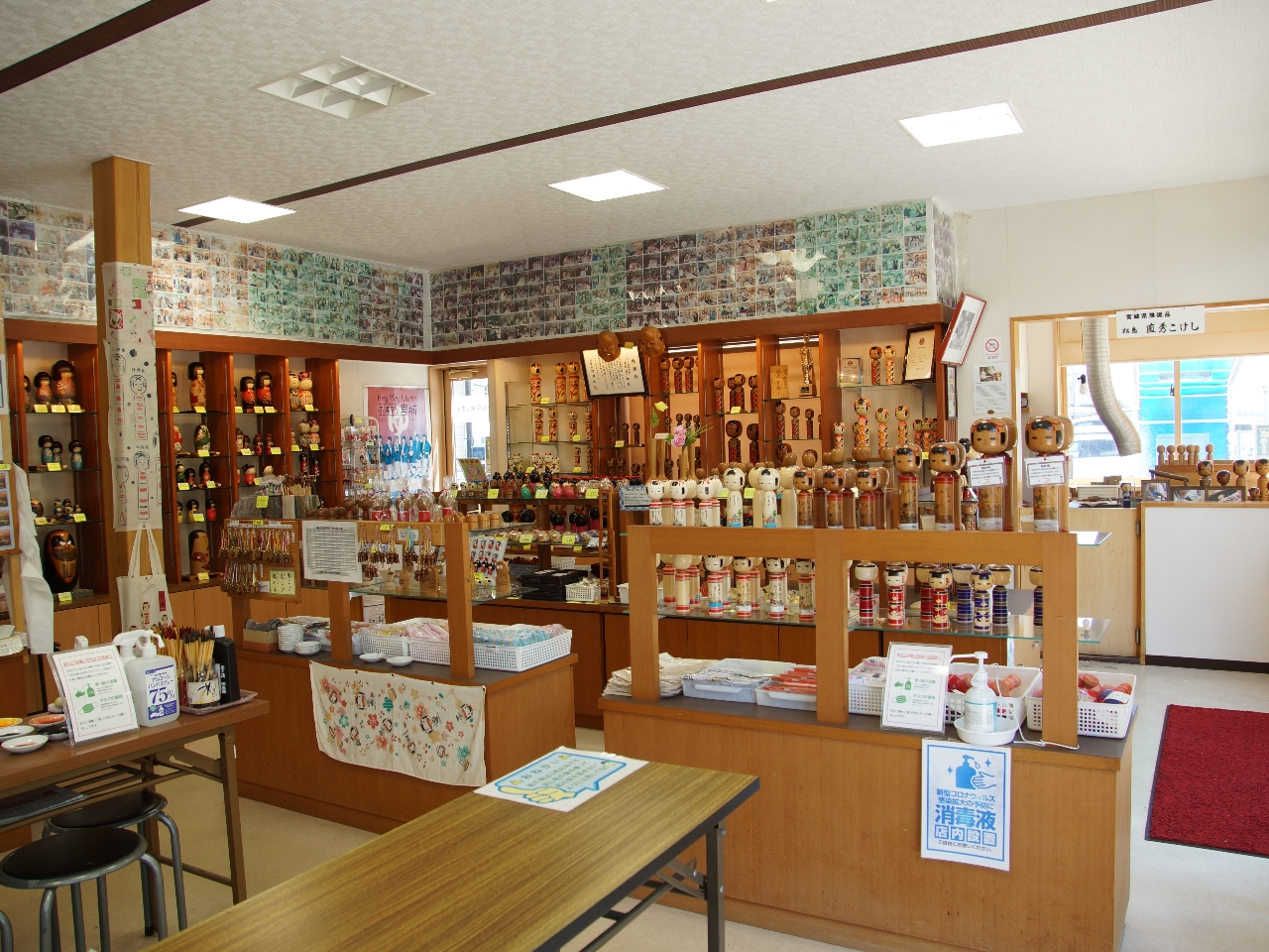 店内には沢山の種類のこけしや、木を削る工房があります。