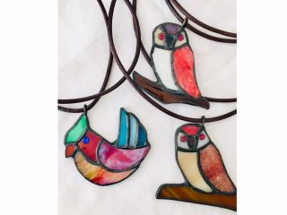 小鳥や、花、猫などのモティーフのペンダントかブローチを作ります。