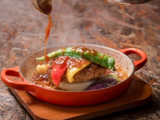 数量限定!ホテル特製の近江牛ハンバーグ★ソースをかけられた瞬間に広がる音と香りもお楽しみください♪