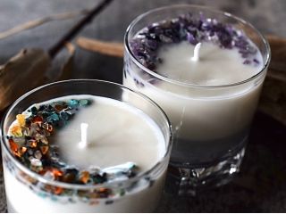 12種類の誕生石チップからお好きな誕生石チップを装飾して天然アロマキャンドルを制作していただきます☆