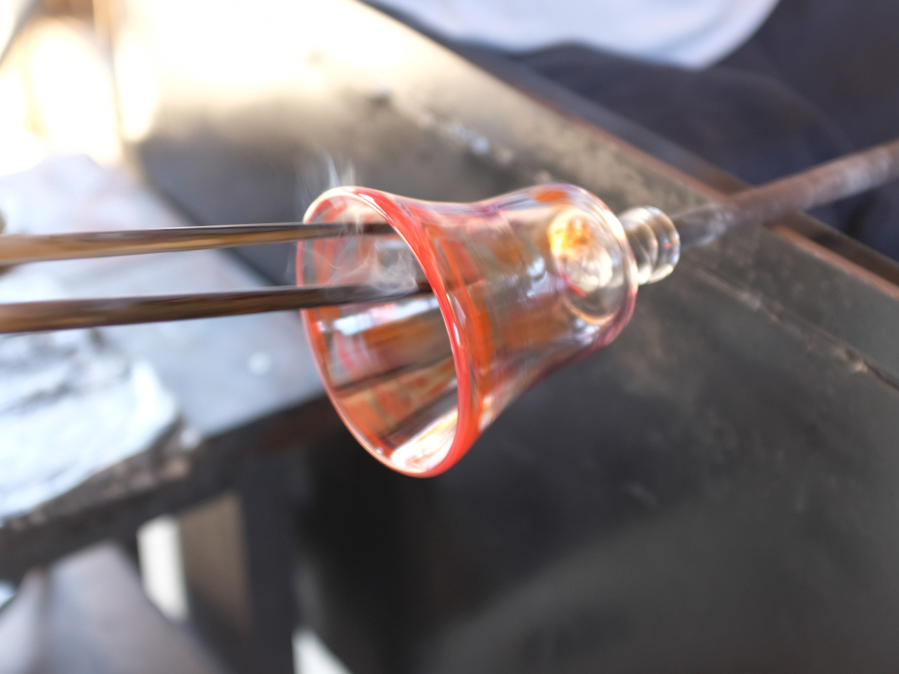 富山・朝日町】吹きガラスでコップや一輪挿し作り体験！とろとろに溶け