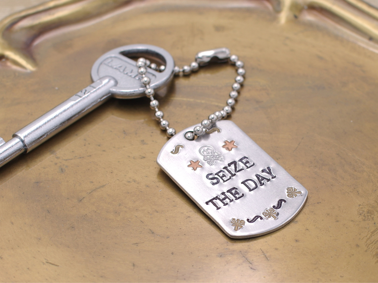 ����Ɩ͗l�������D�݂Ƀ��C�A�E�g���y���߂�