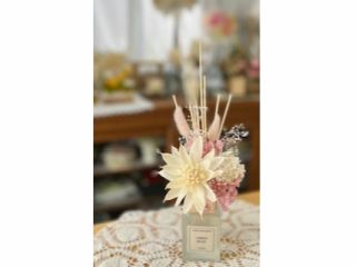 ディフューザーなどに挿して飾っていただけます。(ディフューザーはついておりません。)