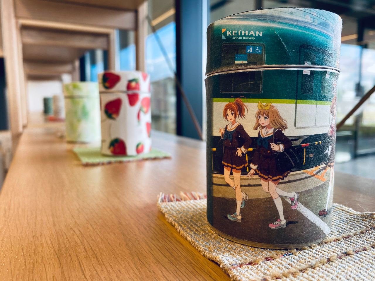 宇治市が聖地のアニメ「響け!ユーフォニアム」の絵柄もあります。