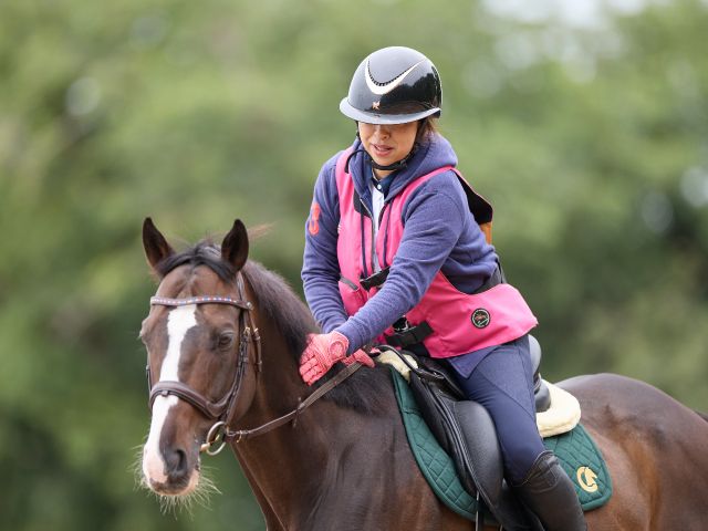 首筋を叩くと喜びます