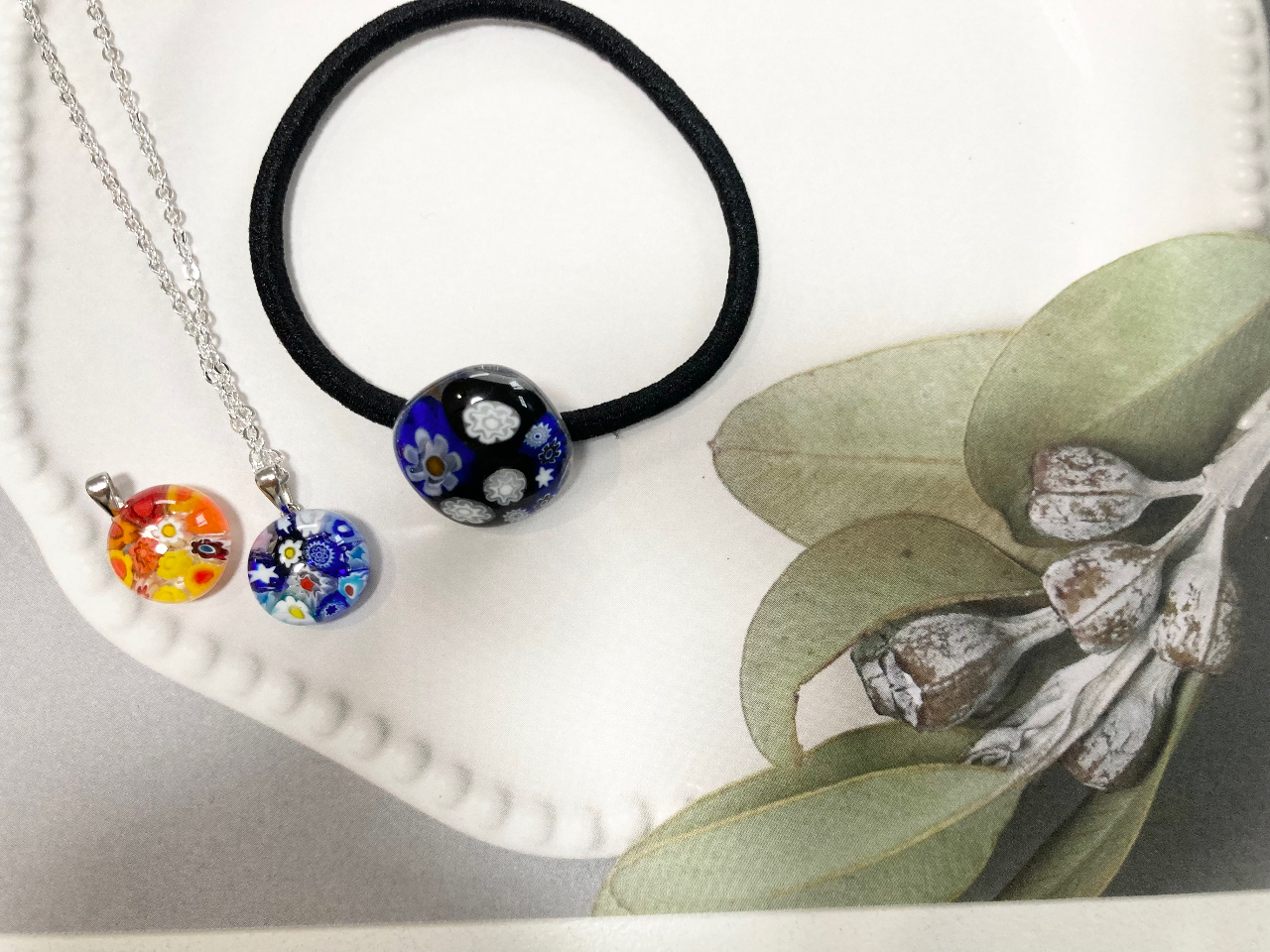 お友達同士でのご参加です。細かいミルフィオリをぎっしり並べたり、サイズ違いのものをバランスよく並べたり、とても素敵に出来上がりました。ありがとうございました。