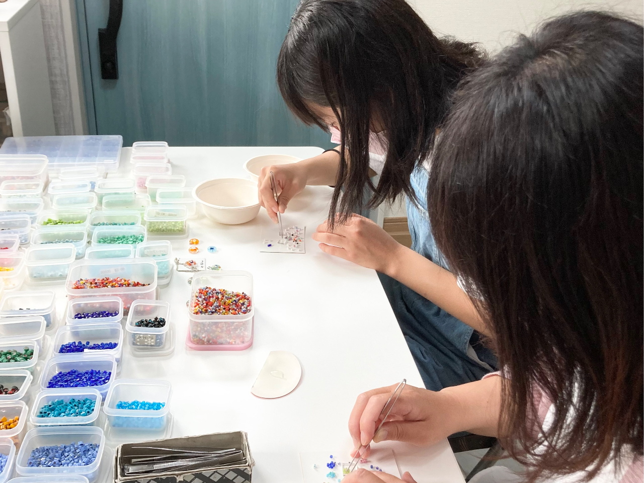 水泳の練習の後に、お母さまとお嬢さんで作りに来てくださいました。とてもおしゃれなペンダントとキーホルダーができました。ありがとうございました。試合も頑張ってね!