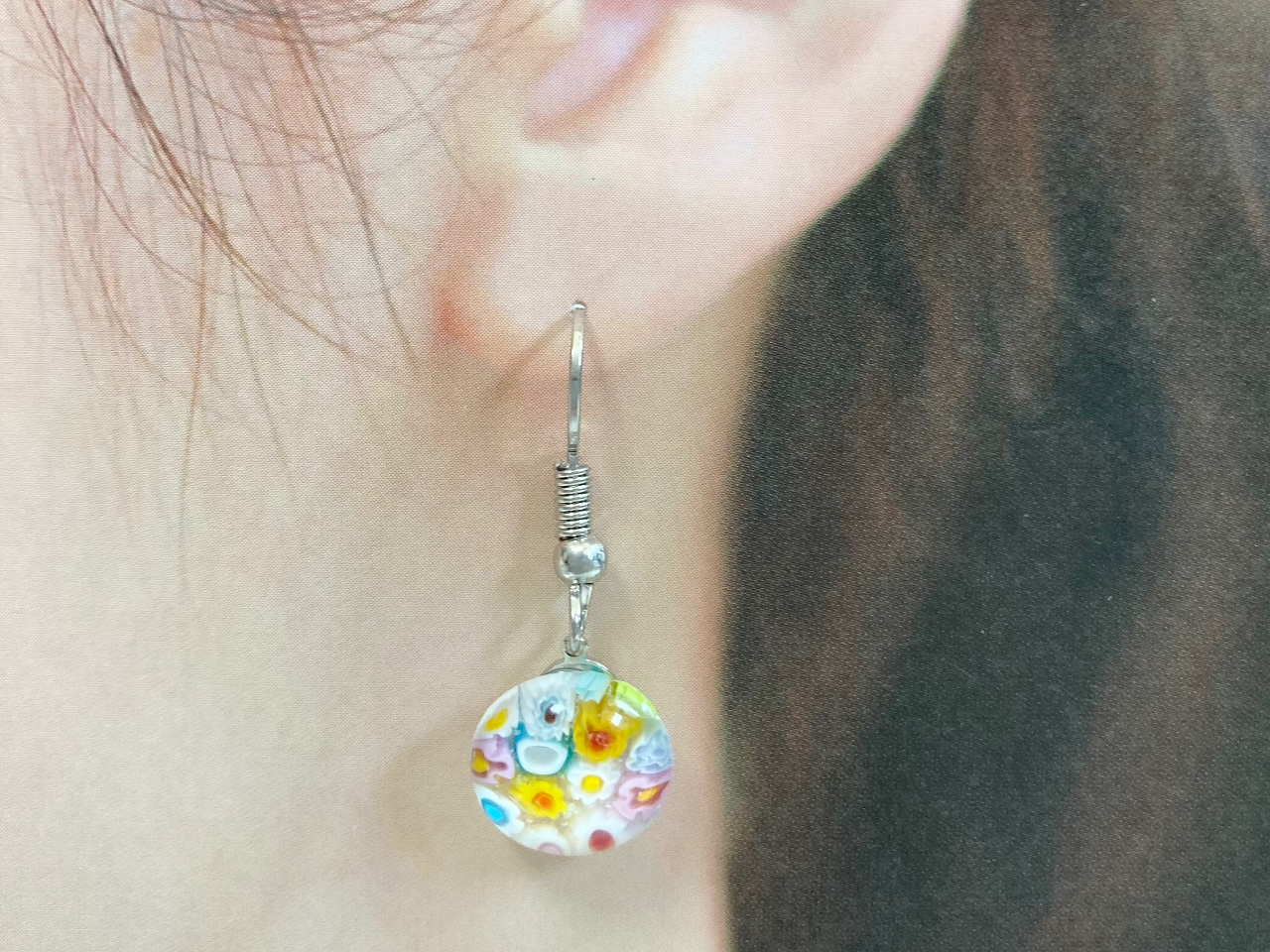 お客様の作品です。小さいミルフィオリをたくさん選んで、小さなお花畑のようなピアスをつくられました。