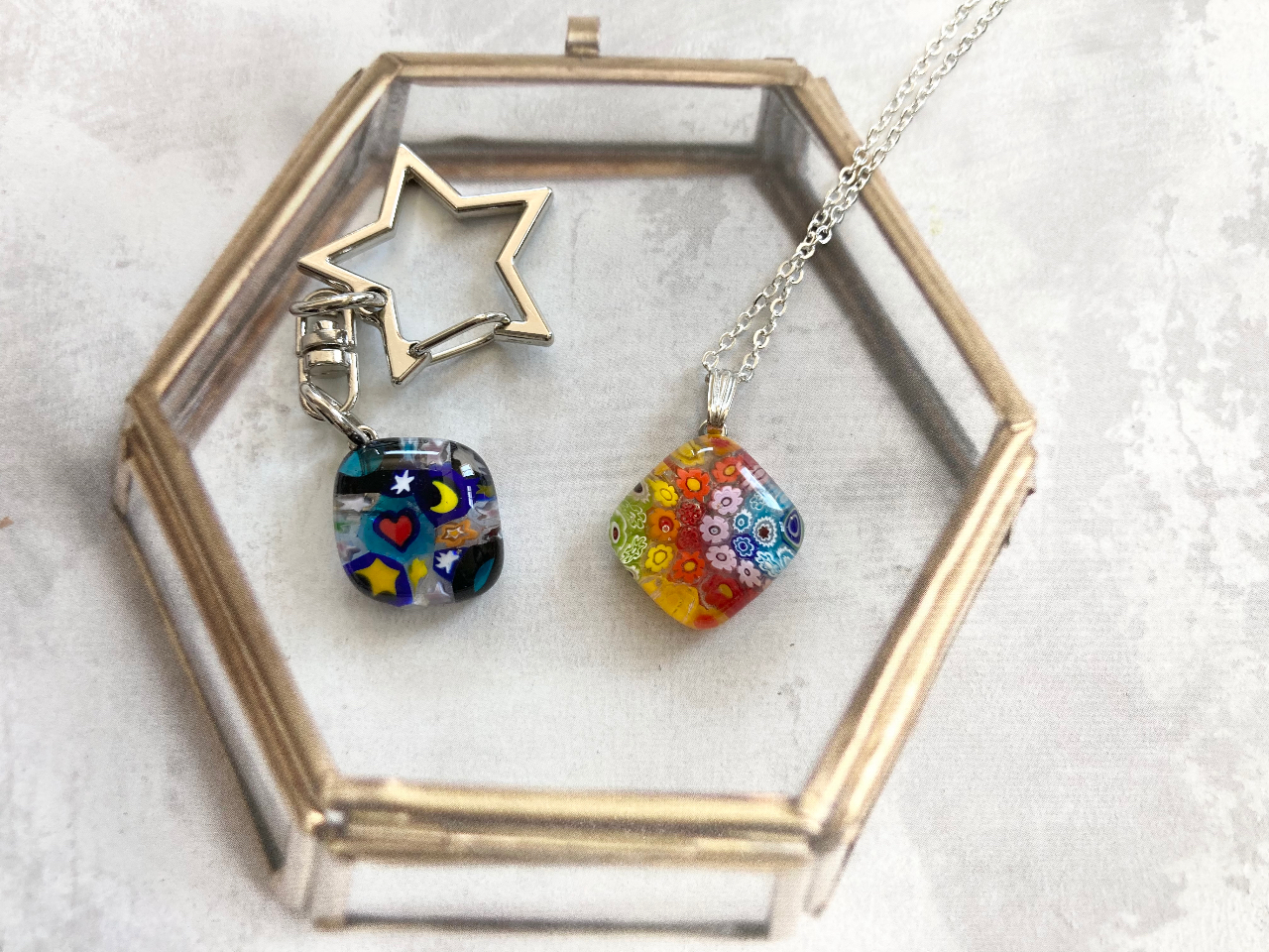 ȃ~tBI𒚔JɕׂāAĂ܂BāACX^fV[g̎ʐ^̒ɂƔ[܂悤ɔzuꂽL[z_[IIJȎdłB