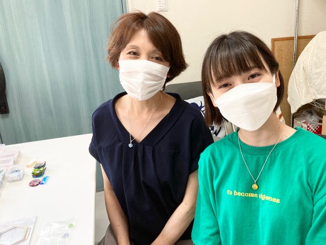 親子で体験にいらしてくださいました。小さなペンダントトップを二個づつ、つくられました。お洋服の色にもピッタリですね。また、作りにいらしてくださいね。