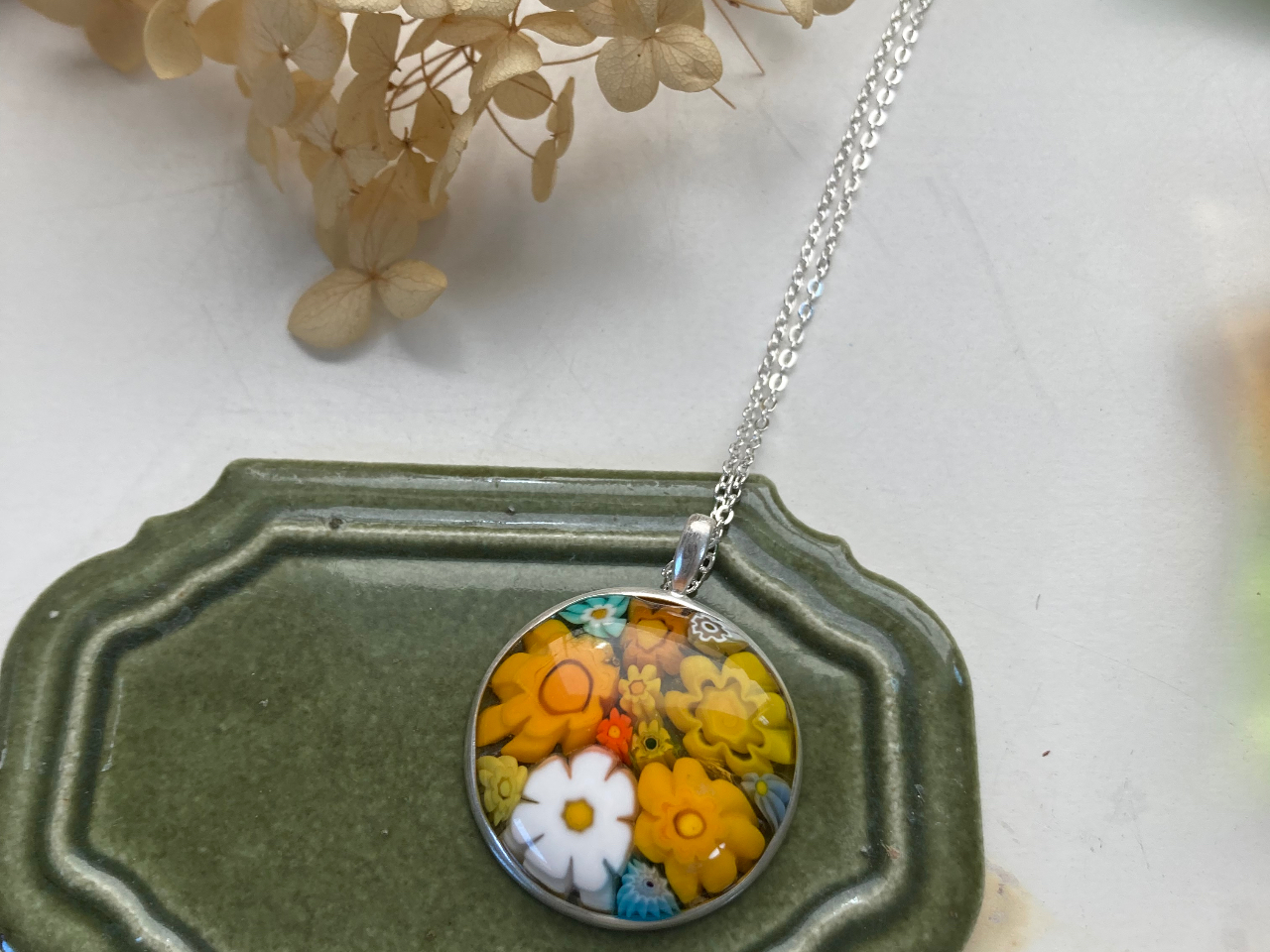 お客様の作品です。春らしくて、素敵ですね!(ご希望により、大きいサイズの枠に変更されています。)こちらの作品は、当日、着けて帰っていただくことができます♪