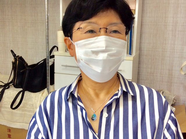 さっそく着けてくださいました。今日のお洋服にも、ピッタリですね。楽しい思い出の品になりましたら、嬉しいです。本日は、ご参加ありがとうございました。