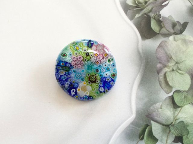 銀枠を使わずに、ガラスとミルフィオリだけで、つくられました。小さい粒を丹念にならべて、絵画のようなブローチができあがりました。お母さまへのプレゼントだそうです。