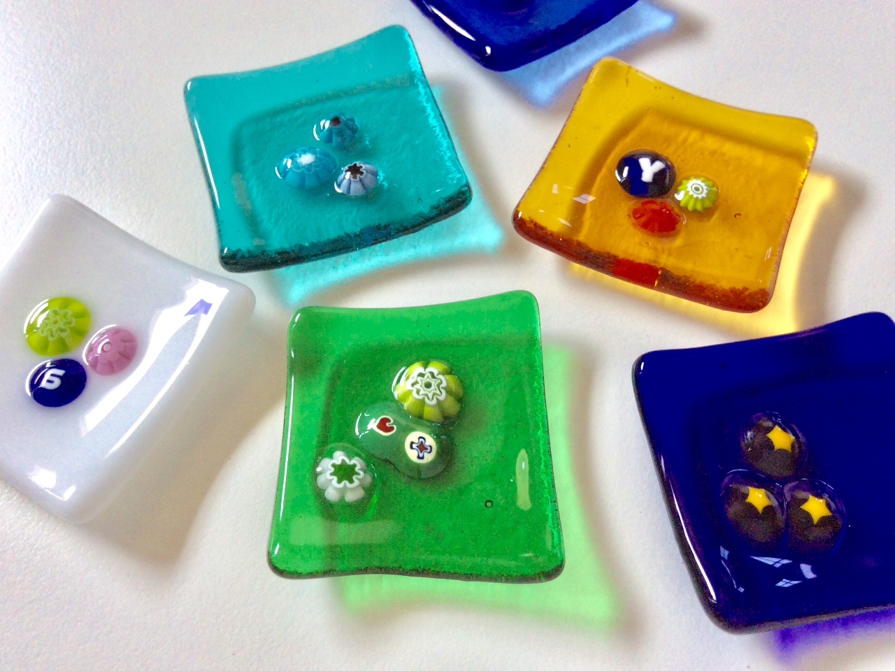 Ƒ4lł̐łBŵqKX̃JbgAgCĂ܂Bߌ́A߂̌ŁAVŋA邻łBQ肪Ƃ܂