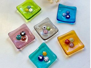 好きな色のガラスとミルフィオリを組み合わせて、小さなお皿を作りましょう。
