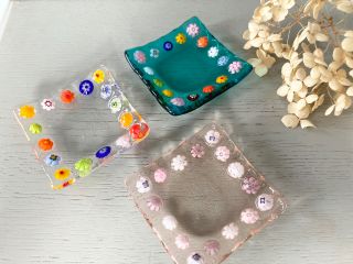 たくさんの色の中から好きな色を選んで作ってくださいね。お皿の大きさは約6p角です。