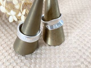 銀粘土7gで、シンプルな指輪を作りましょう。文字を彫ったり、石をいれることもできます。