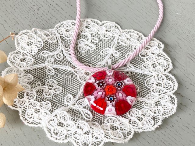 「ちょっとだけ大きめ」なので、しっかりとした長めの紐を通しても素敵です。お友達と一緒に来てくださいました♪