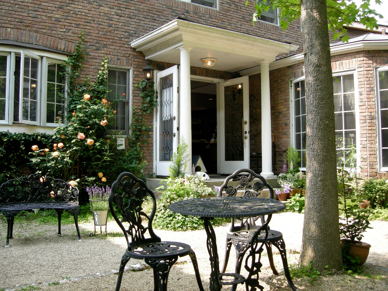 画家で詩人の父親と、優しい夫人、そして10歳のリラちゃんと5歳のクロードくんの一家が、 かつて住んでいた洋館というイメージでつくりました。