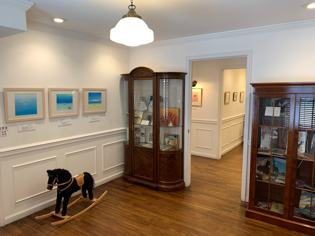 絵本の原画や、葉祥明のコレクションのおもちゃなども展示。