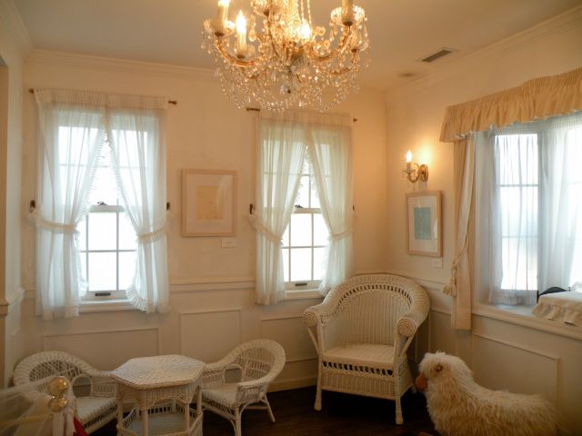 白い家具で統一された部屋では、メルヘン画を紹介。可愛いお部屋で疲れた心が癒されます。