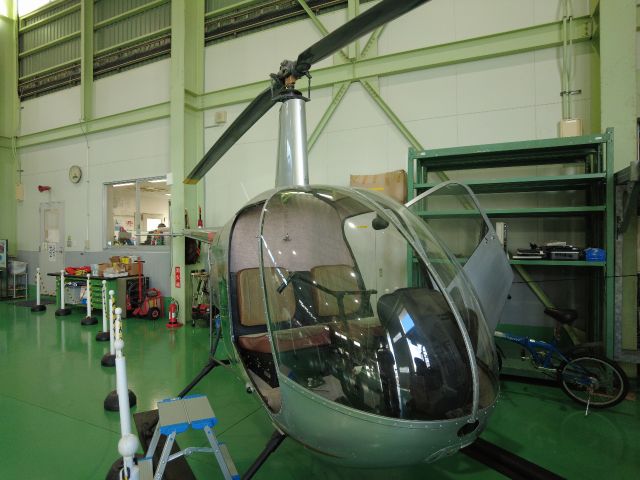 格納庫見学では実際に運行していた操縦席に乗れたり、写真撮影ができます。