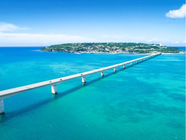 古宇利大橋 輝くエメラルドグリーンの海