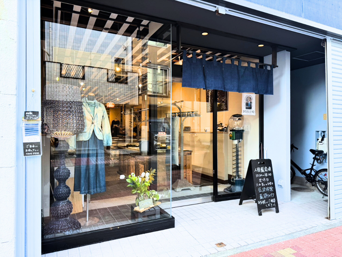 全面ガラスのお店入口