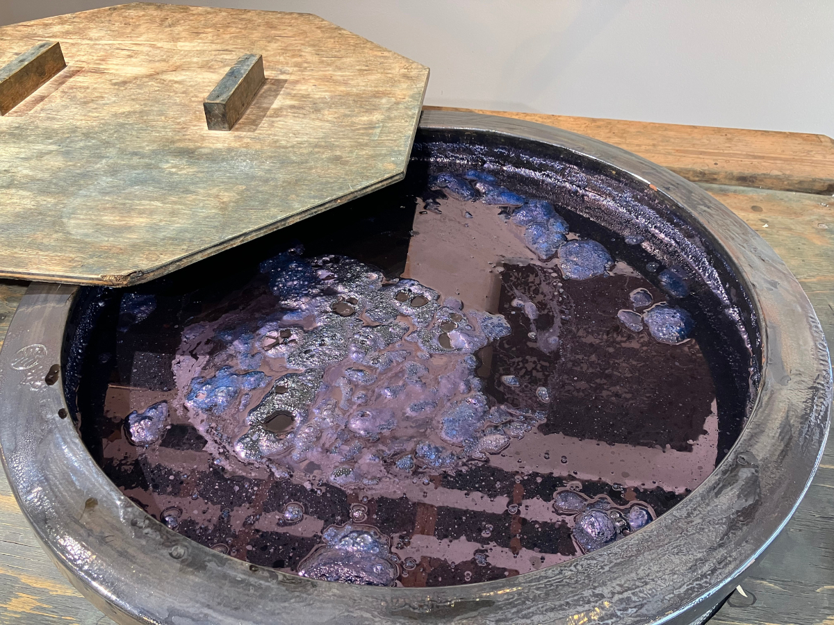 昔ながらの製法、発酵の力で作られた「天然灰汁発酵建て」の藍染の染液