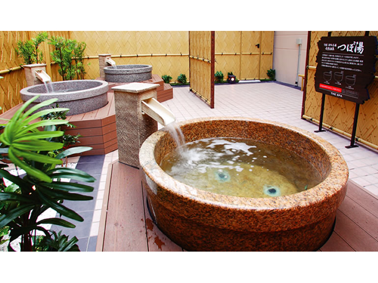 つぼ湯(天然温泉)〜女湯〜 外湯エリアのつぼ湯は、お一人様専用でお楽しみいただきます。身を浸せば温泉が勢いよく溢れ出します。