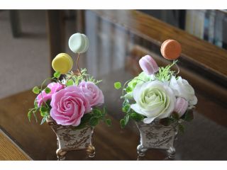 バラとマカロンのアレンジメント