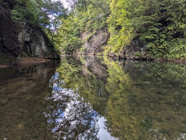 風が収まると水面が鏡のようになることも。