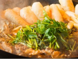 比内地鶏のスープとお肉が究極の味わいを引き出す「きりたんぽ鍋」