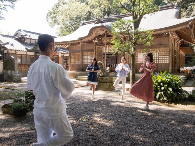 境内で身体を整える運動を行います♪