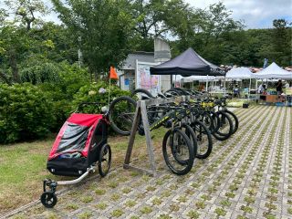電動自転車を使えば、チャイルドトレーラーも楽々♪(お子様は最大2名/40kgまで)ルートは原則川沿いを走行します。