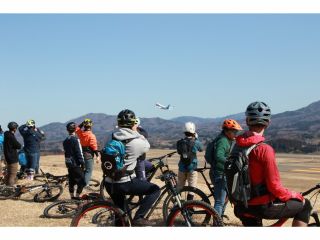普段入ることのできない空港内のシークレットエリアを走行。飛行機の離発着を間近で見たり、並走気分を味わうこともできちゃいます♪