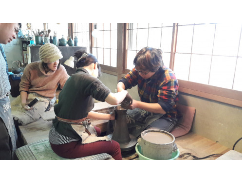 街の喧騒から少し離れて、四季折々の風景を見ながらの陶芸体験はいかがですか。