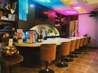 札幌マジックバーミラクルの店内。カウンター目の前でマジックをお楽しみいただけます。ご家族やカップル、ご友人と一緒に。