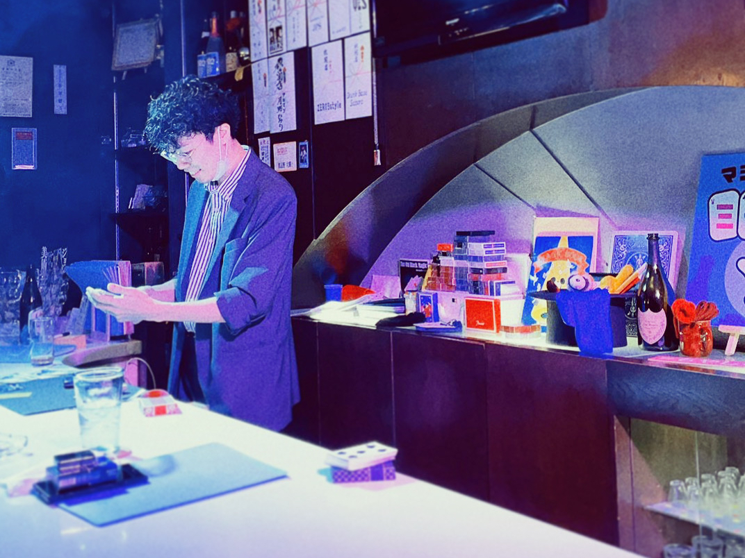すすきのマジックバーミラクルのマジシャンもやしくん。カウンター目の前でのマジックショーは必見!