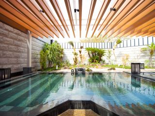 【大浴場】炭酸水素塩泉の天然温泉で主浴場、定期的に違った薬湯が楽しめる替わり湯、ジェットバス(寝湯・立湯)、水風呂を備えています♪