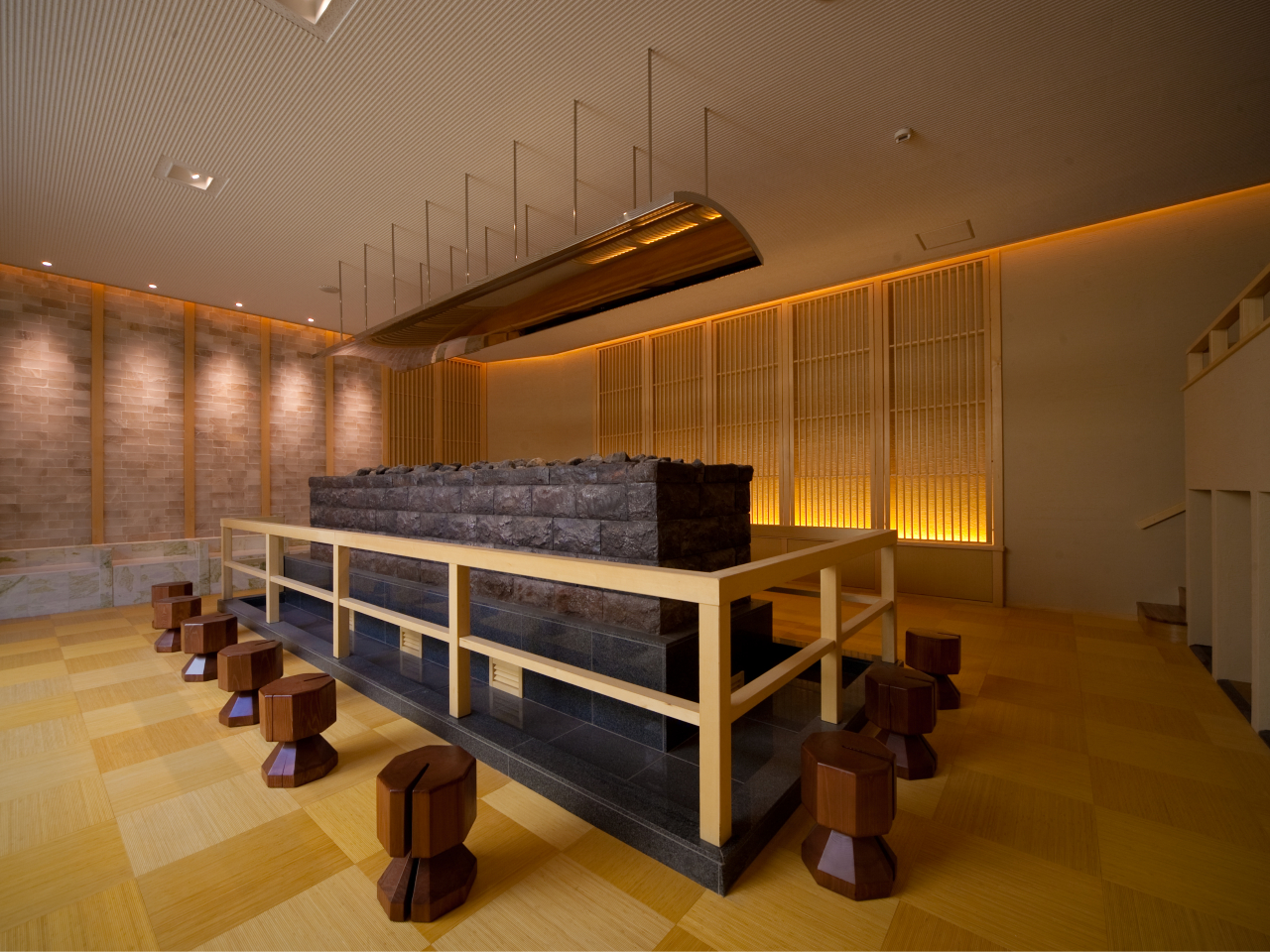 チムジルバン(韓国式低温サウナ)と岩盤浴。サウナのような高温が苦手な方でもお楽しみいただけます 。女性専用エリアもございます。