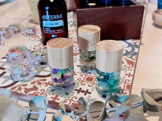 お好きなお花で小さなお庭を作りましょう。容器の蓋は竹素材で環境にやさしいです。
