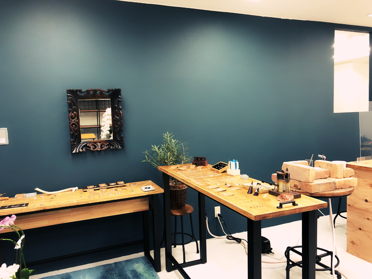 X܂ɂ IWiVo[ANZT[̔̔R[i[܂B