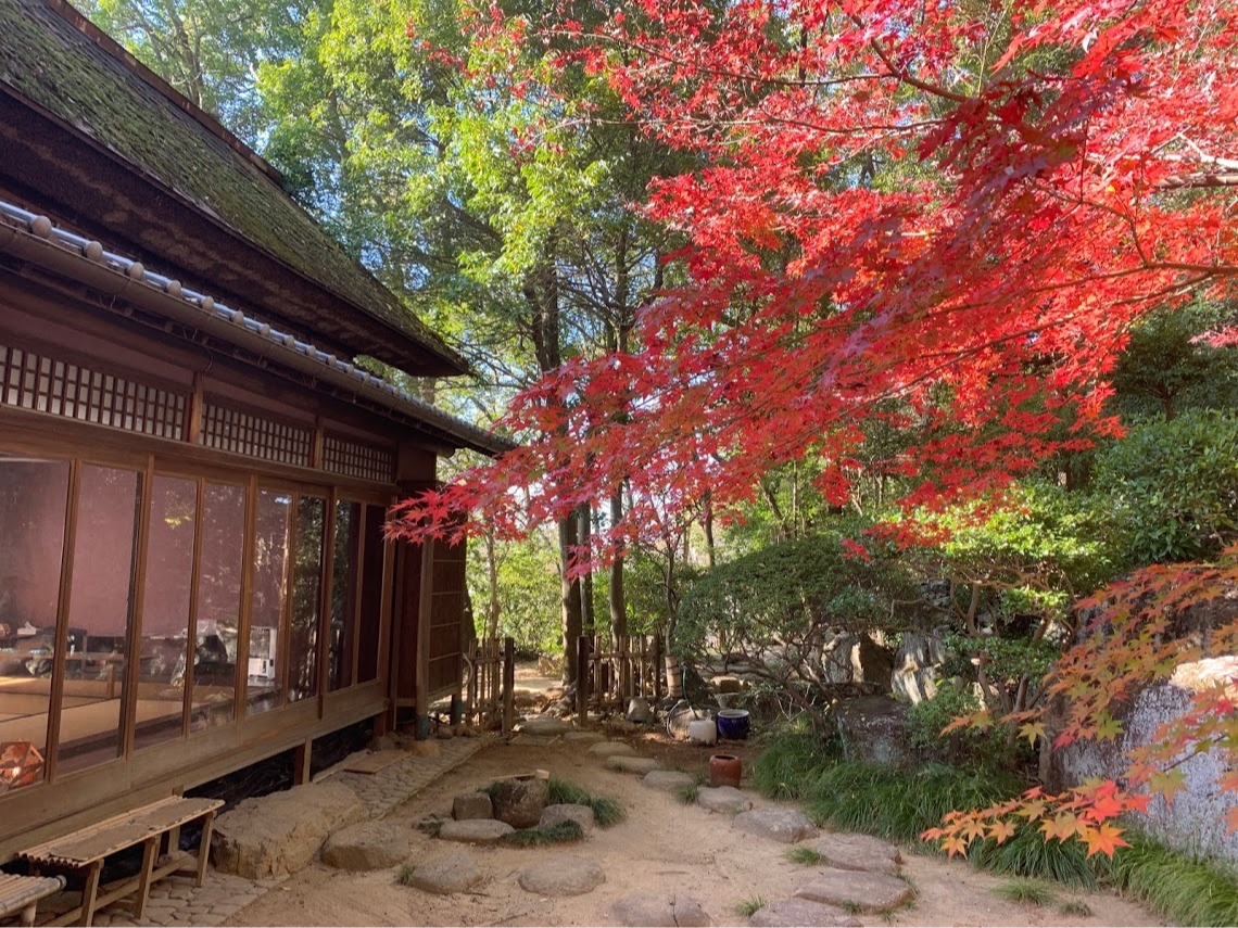 阿智神社東参道中腹にある古民家を改修した「コワーキングスペース斎館」