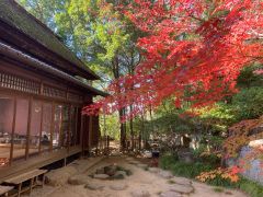 阿智神社東参道中腹にある古民家を改修した「コワーキングスペース斎館」