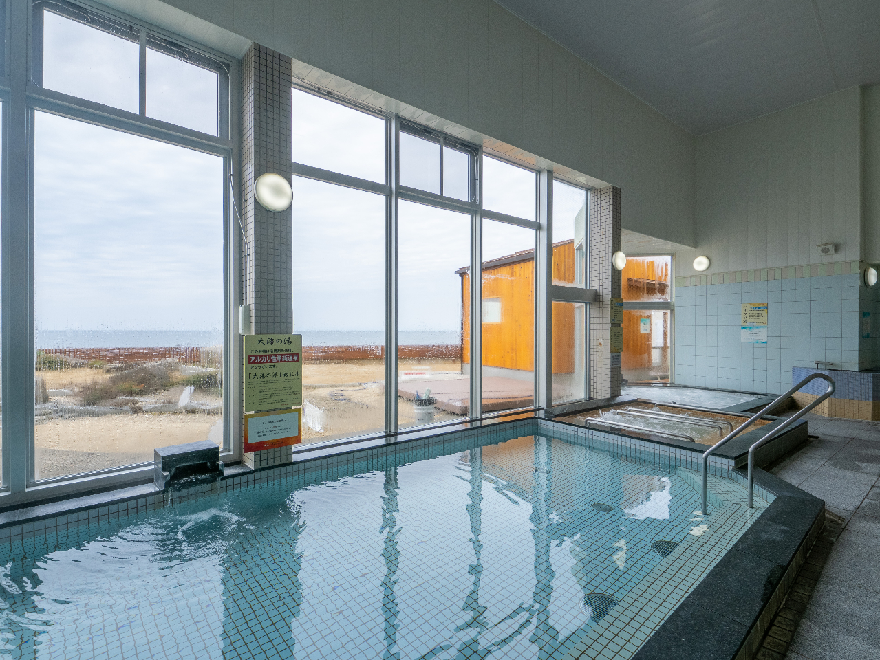 前面ガラス張りでロケーション抜群!!!