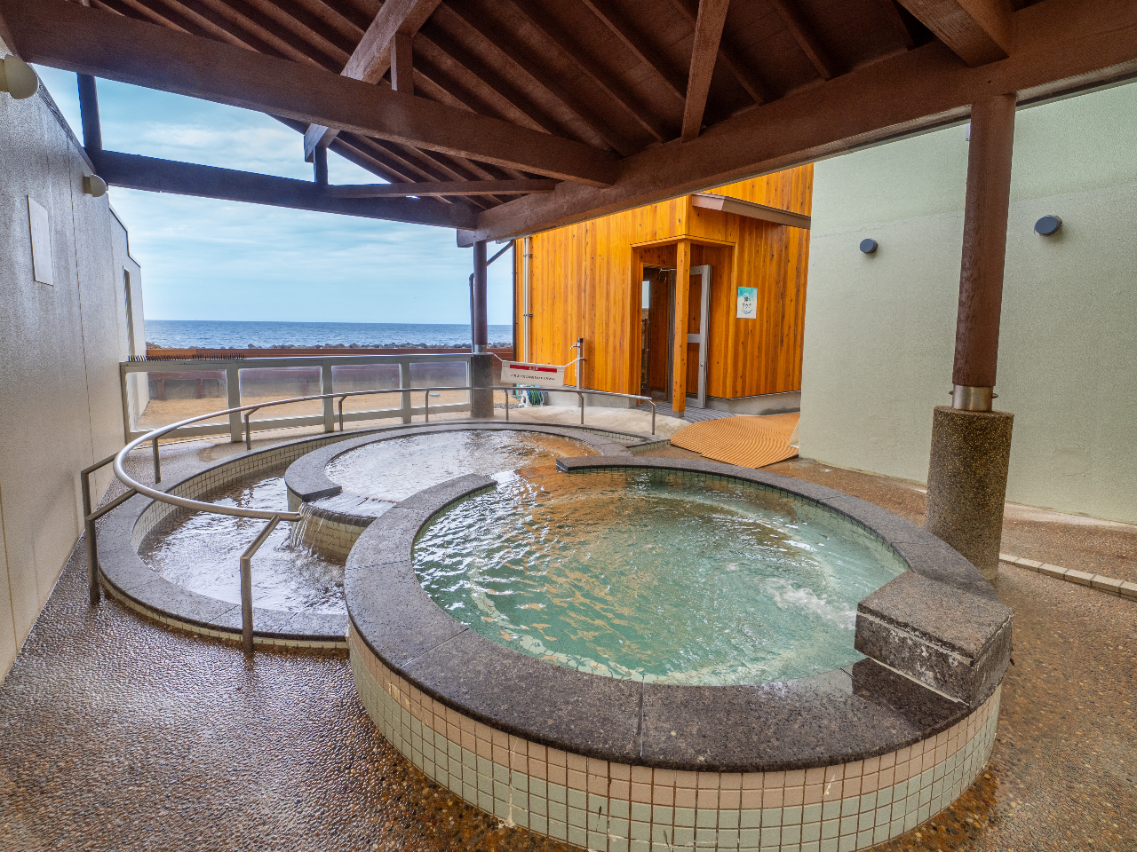 日本海を一望できる当館自慢の露天風呂