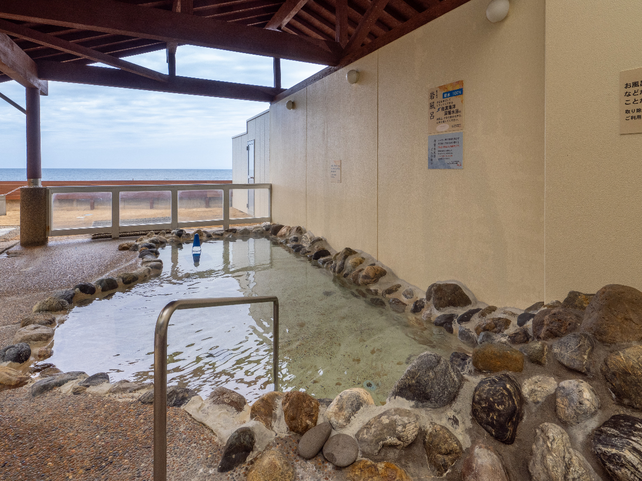 海を眺めながらゆっくりお寛ぎ下さい