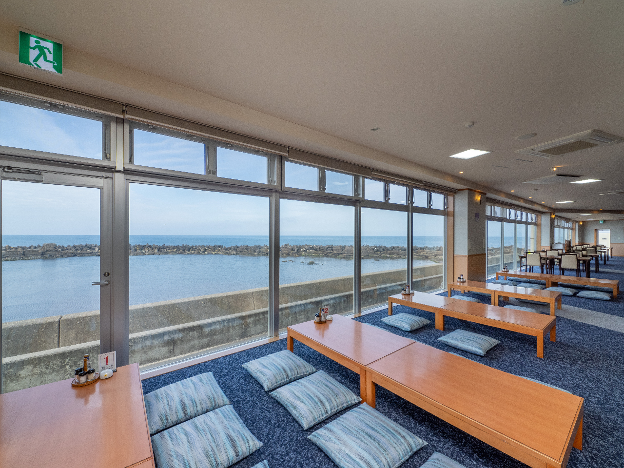 海が一望できるお食事処です♪