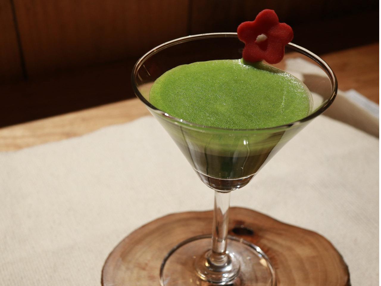 ptF̌㔼ɂ͈傪o܂B{iIȂJNeOXɓ郂_ȃX^CŁBnCrXJX̔̊ÂɂȂƂcIII